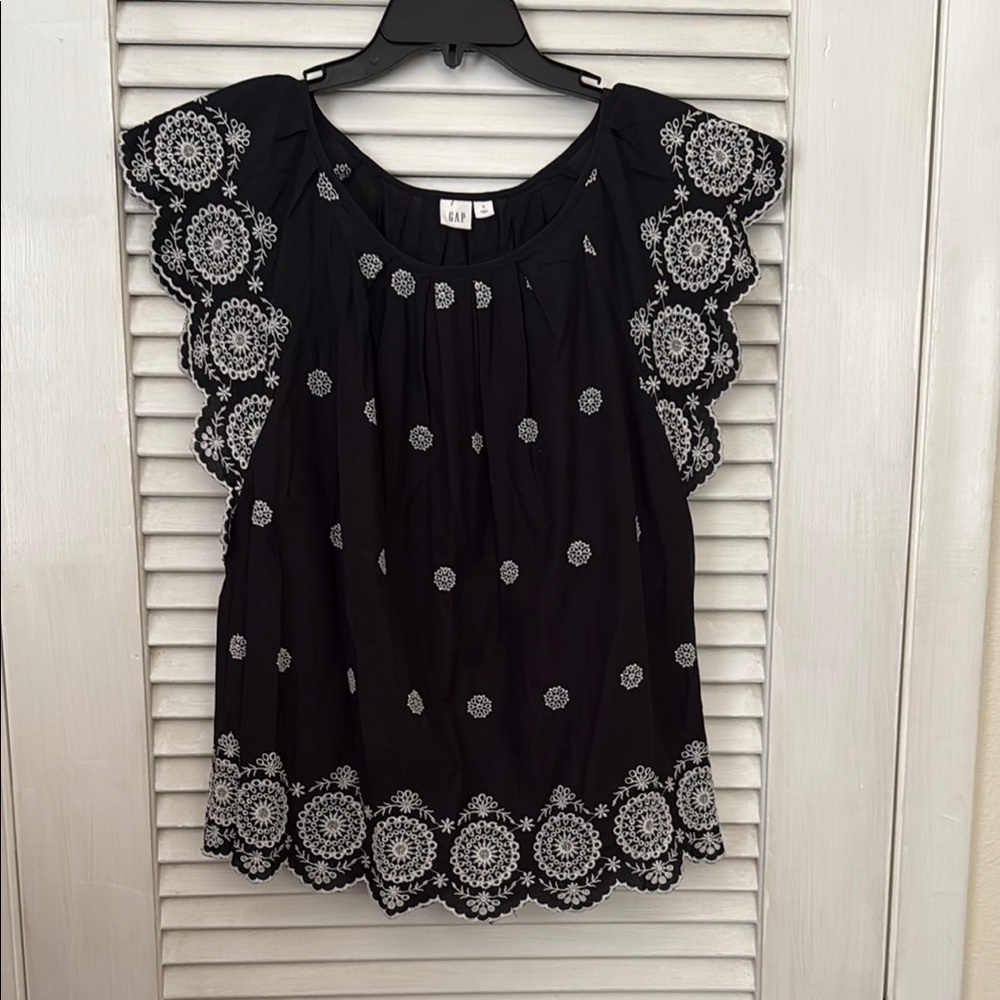 Gap Black and White Embroidered Women's Top